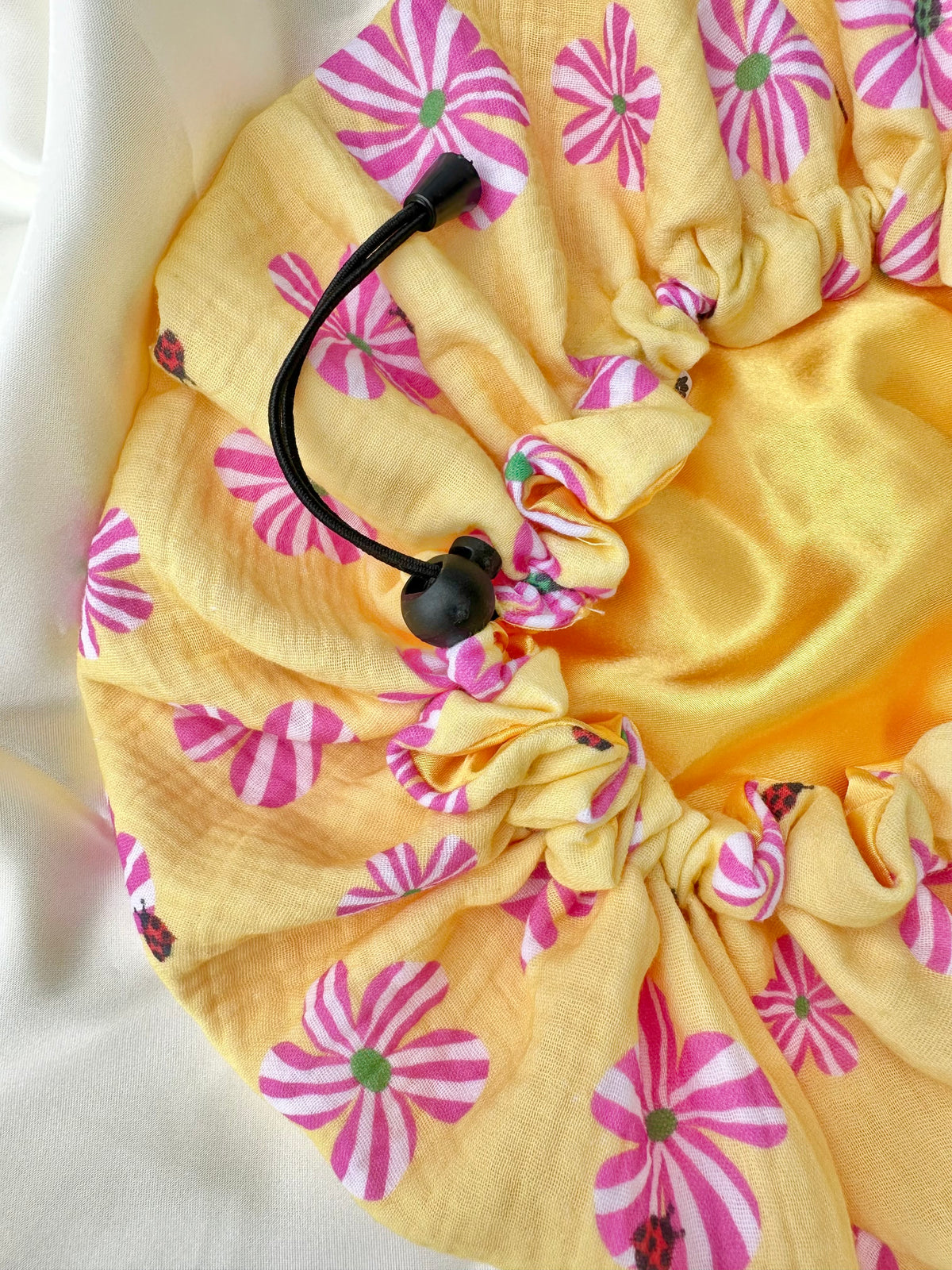 Bonnet ajustable en gaz de coton et satin
