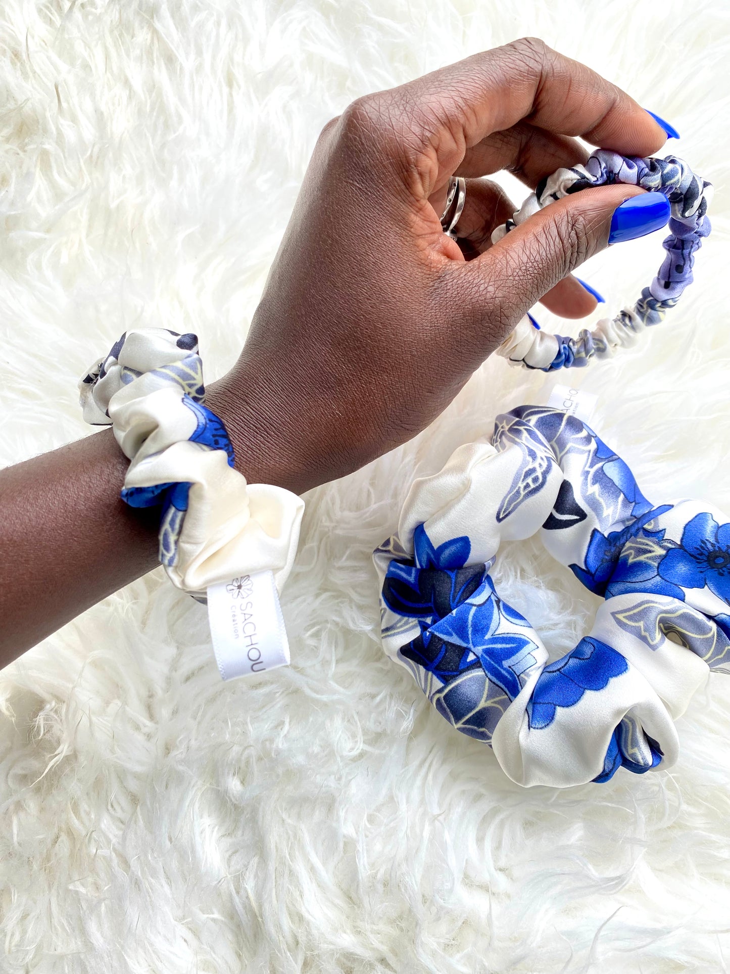 Chouchou Orchidée bleu en soie de mûrier naturel 22 Momme