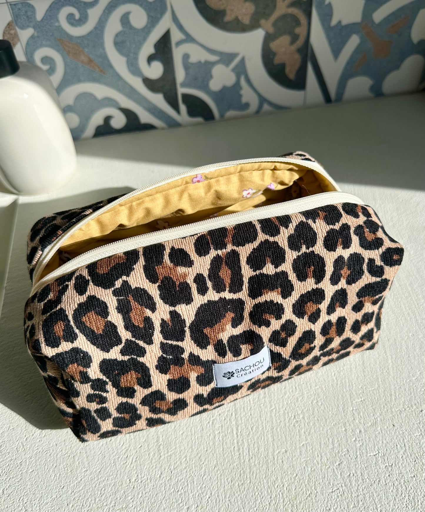 Trousse de toilette côtelée en velours imprimé léopard