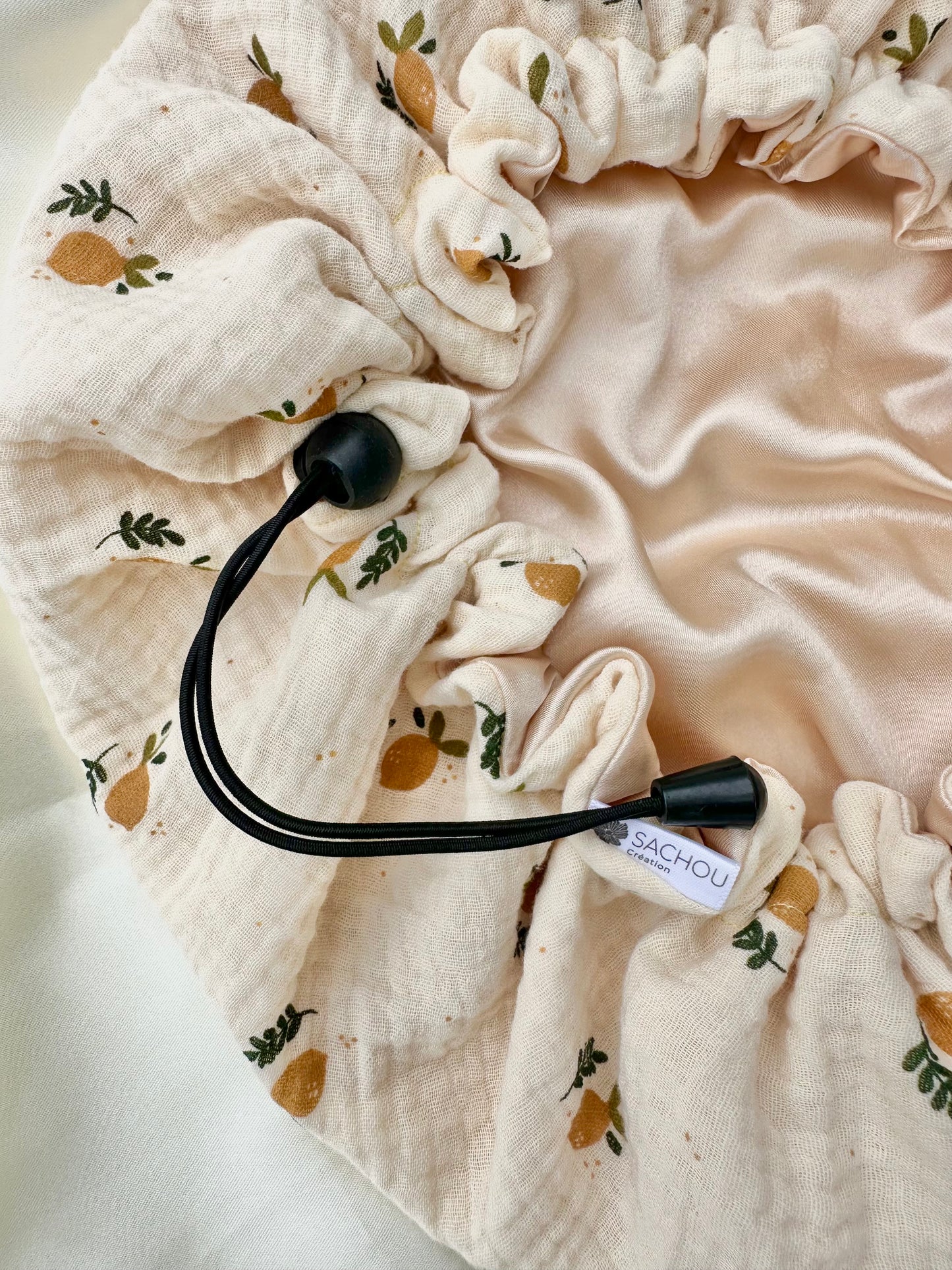 Bonnet ajustable en gaz de coton et satin