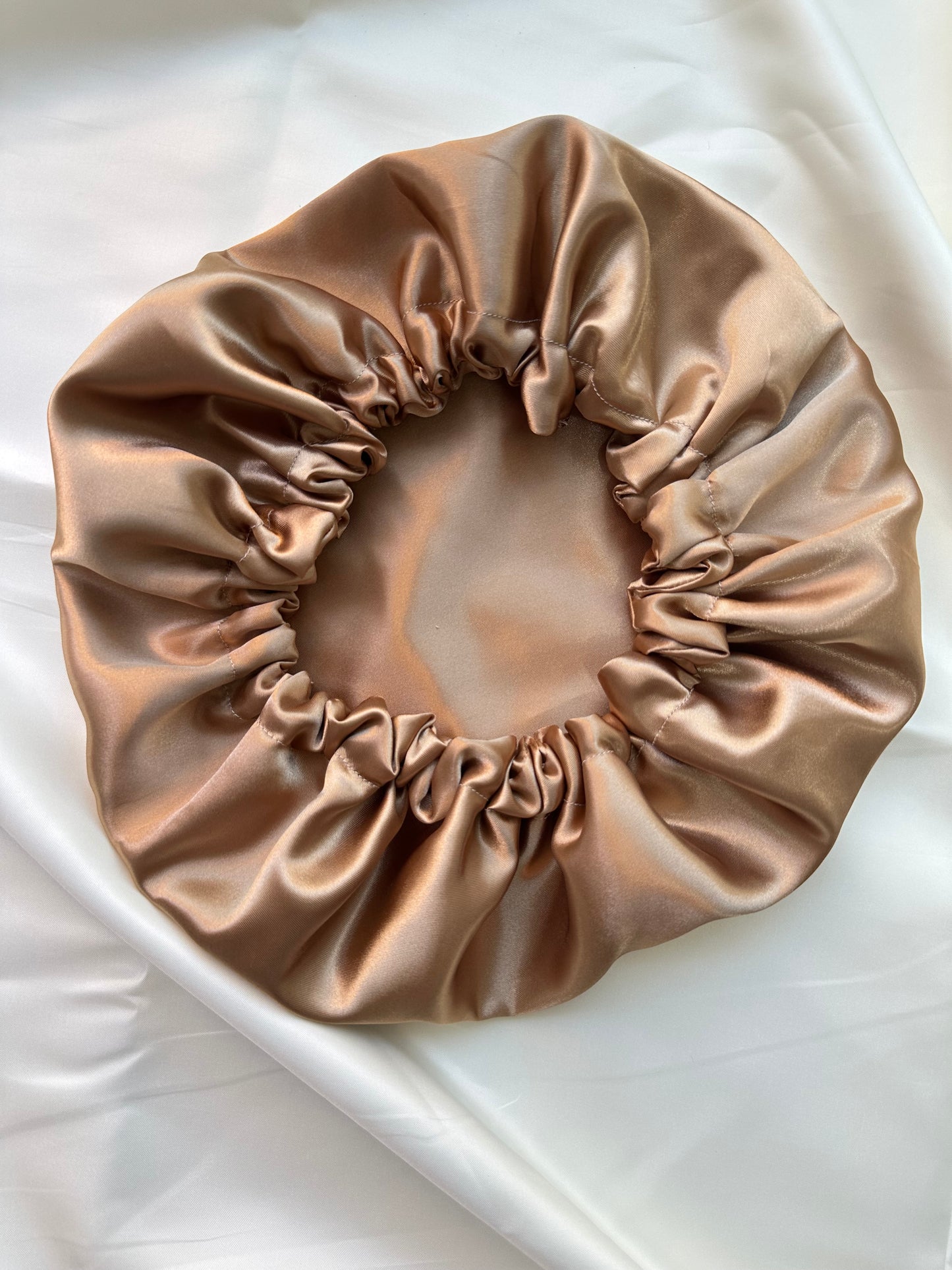 Bonnet en satin réversible