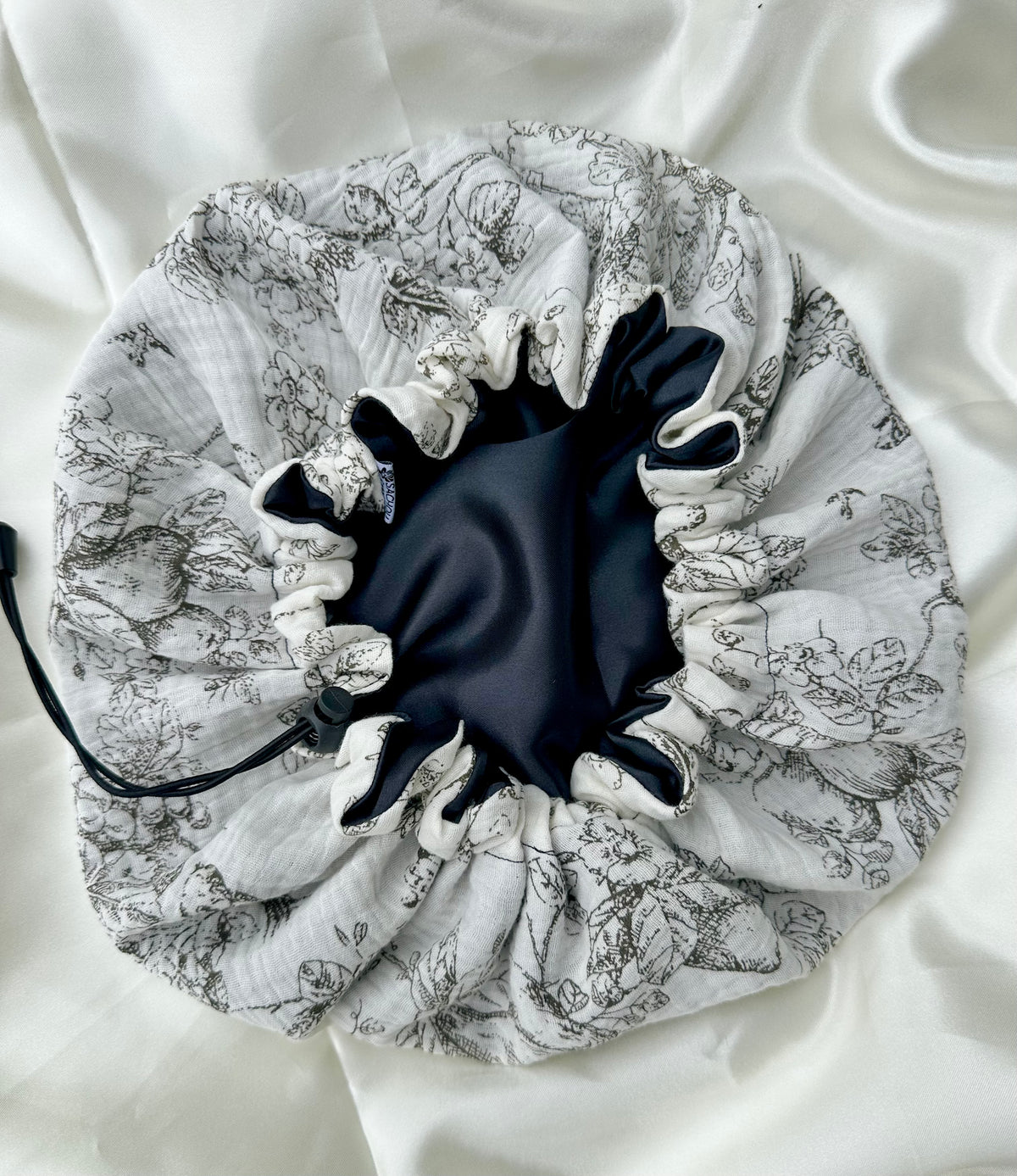 Bonnet ajustable en gaz de coton et satin