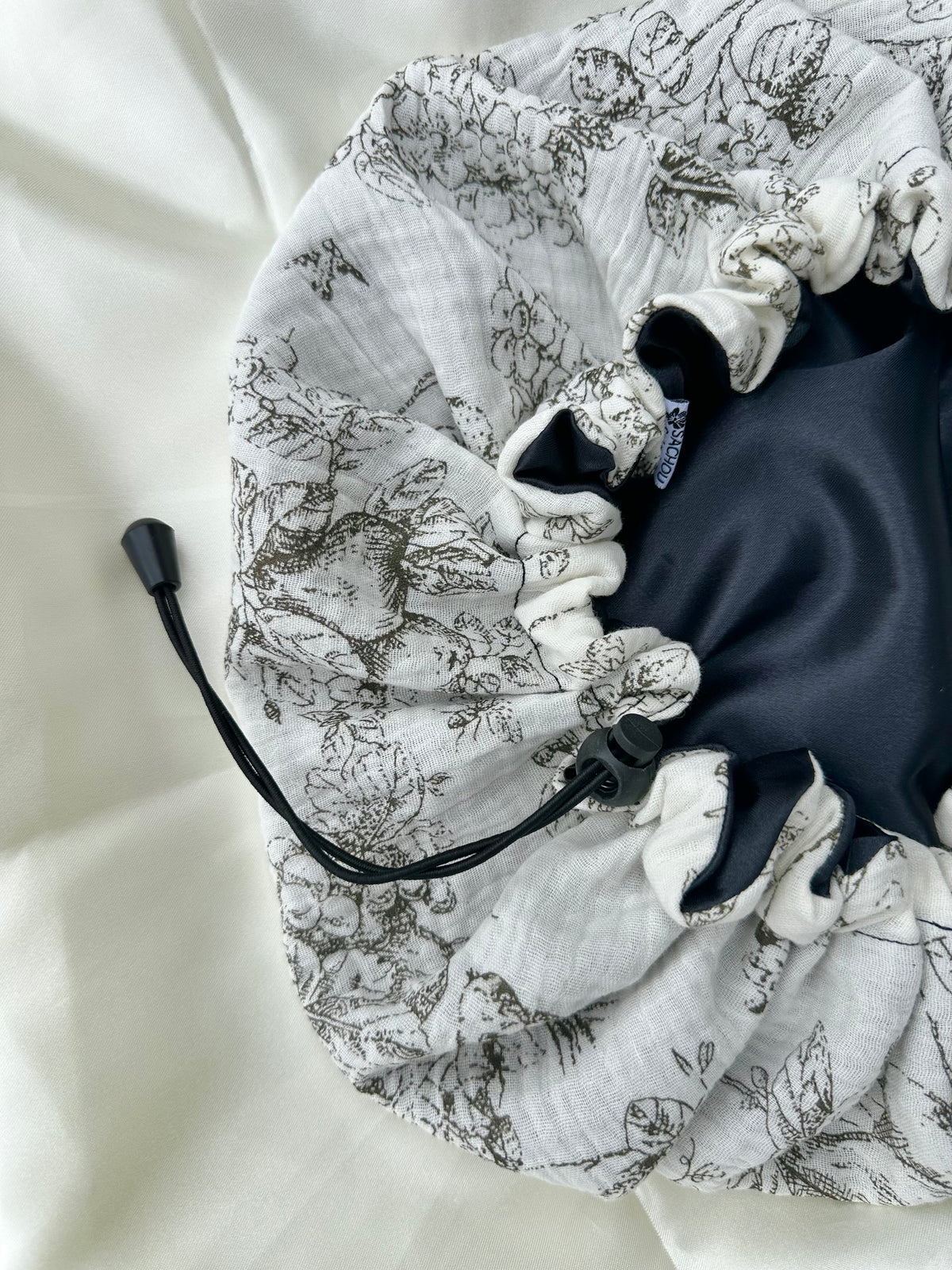 Bonnet ajustable en gaz de coton et satin