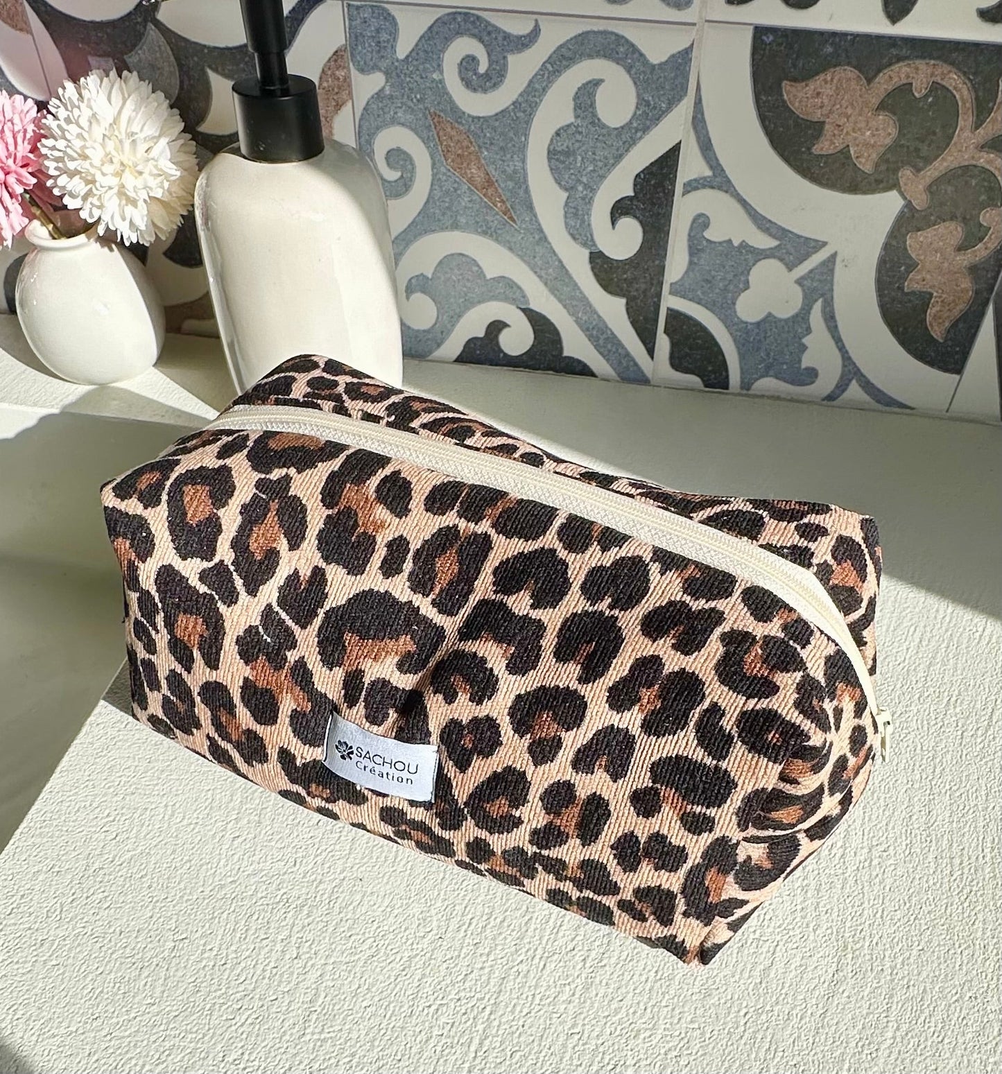 Trousse de toilette côtelée en velours imprimé léopard